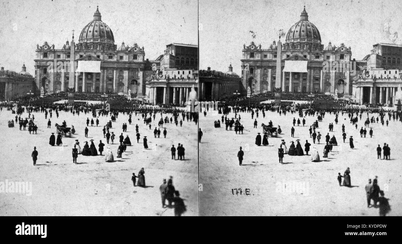 Una fotografia di Piazza San Pietro e della Basilica di San Pietro nella città del Vaticano, che mostra la piazza, i colonnati, la facciata e la cupola, riflette l'architettura rinascimentale e barocca. Foto Stock