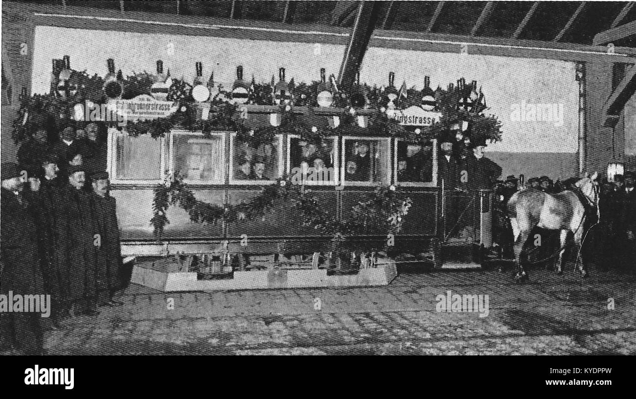 Una fotografia scattata il 28 gennaio 1902, che mostra l'ultimo tram a cavallo decorato a festa della società Wiener Tramway, segnando il passaggio dai tram trainati da cavalli ai tram elettrici nella storia dei trasporti pubblici di Vienna. Foto Stock