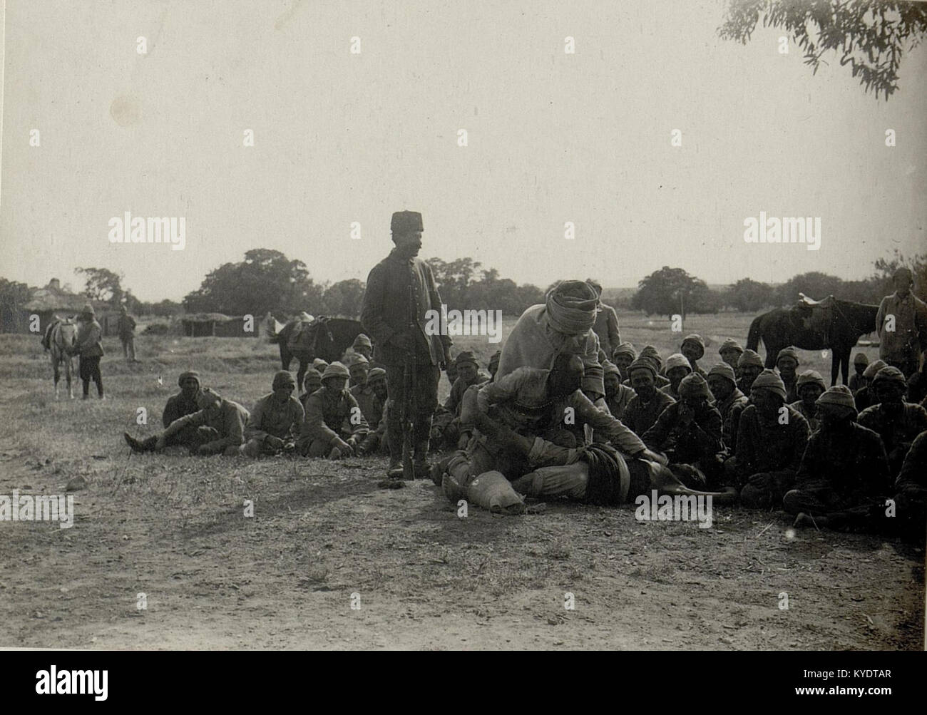 Questa fotografia raffigura il personale militare turco durante un festival della circoncisione a Uvedjekkenji. L'immagine cattura le tradizioni culturali e il ruolo dei militari in tali eventi. Foto Stock
