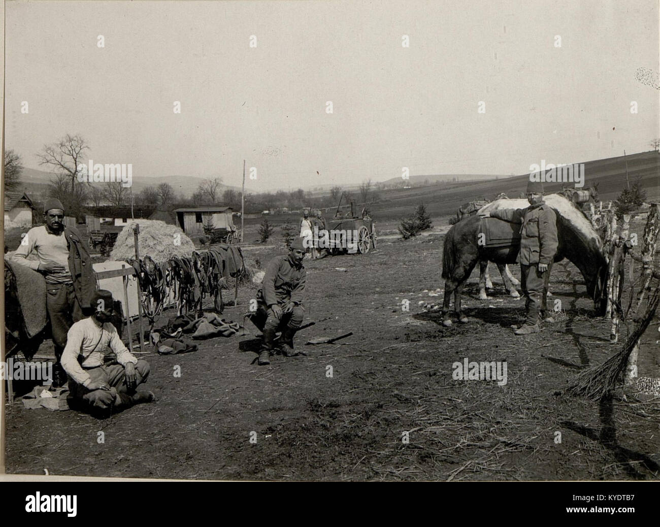 La fotografia etichettata “Türk. Lager in Kurzany” mostra un campo militare turco o un campo tenuto dai turchi a Kurzany, tra cui tende e personale ottomano di stanza nella zona durante le condizioni di guerra. Foto Stock
