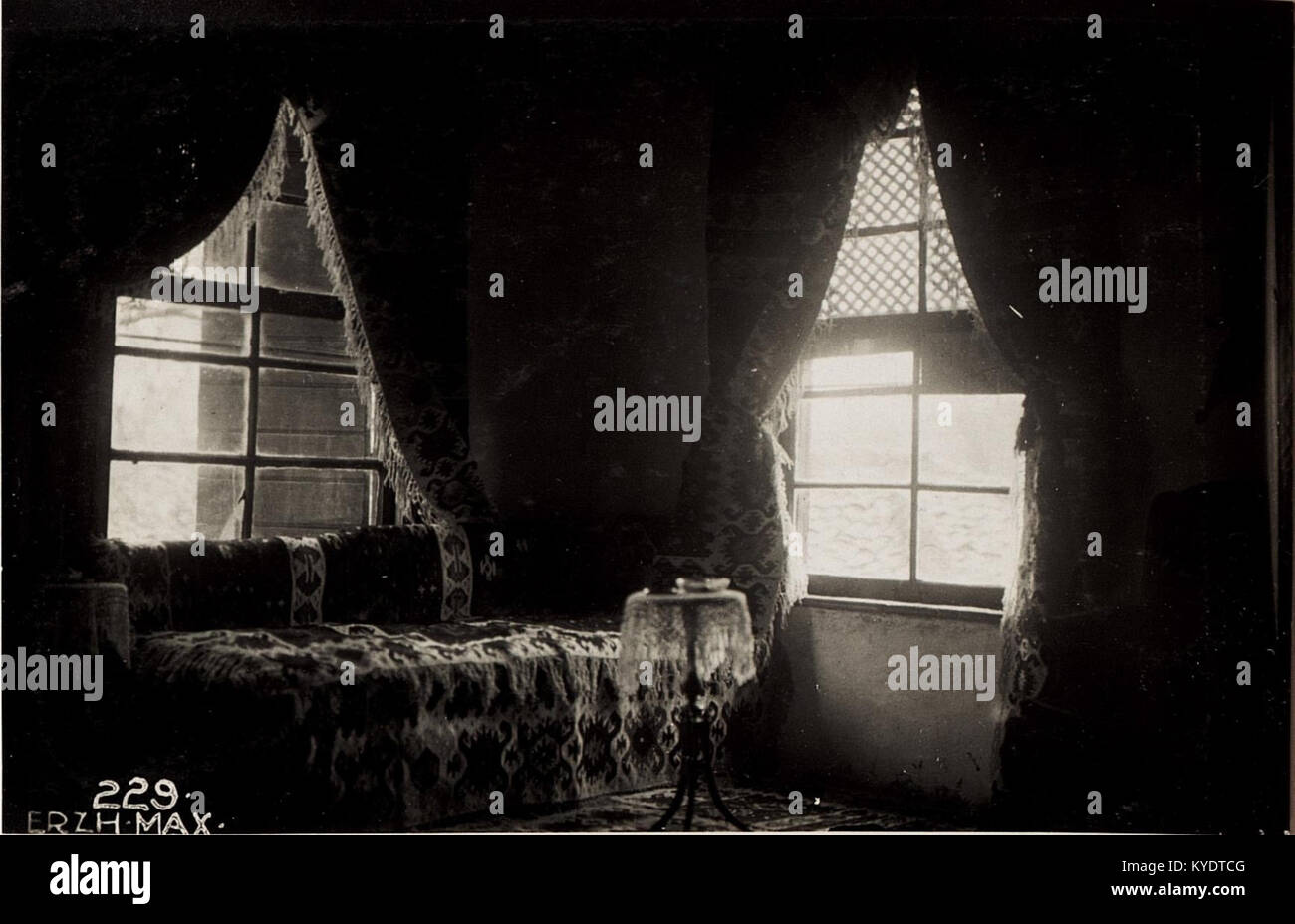 Il soggiorno in stile turco a Kavaja, Albania, presenta basse panchine, petto decorato intagliato in legno, tessuti a motivi geometrici e nicchie a parete ad arco tipiche degli interni interni interni interni interni interni interni interni interni di influenza ottomana nei Balcani. Foto Stock