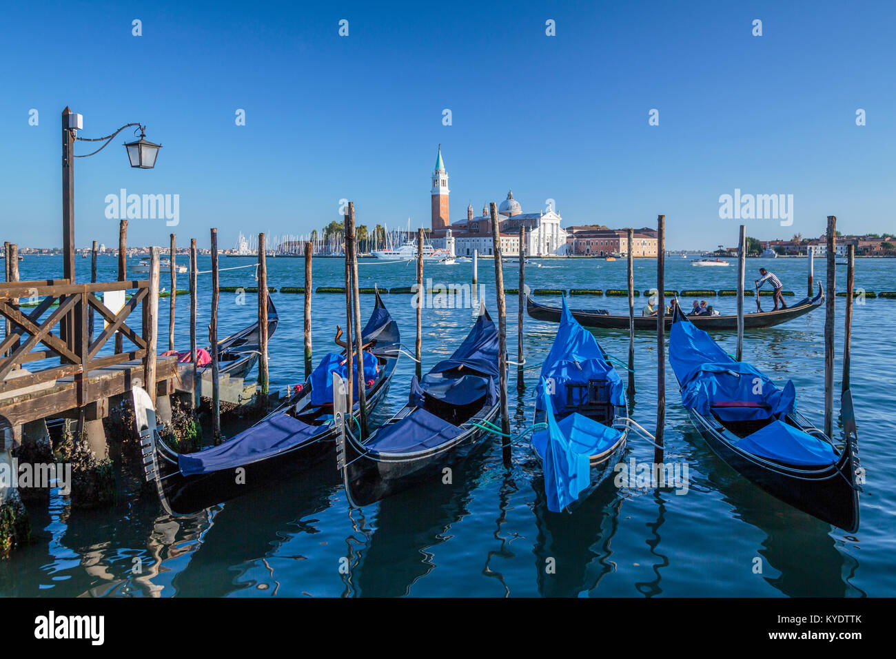 Parcheggiato gondole e la chiesa di San Giorgio Maggiore in Veneto, Venezia, Italia, Europa Foto Stock