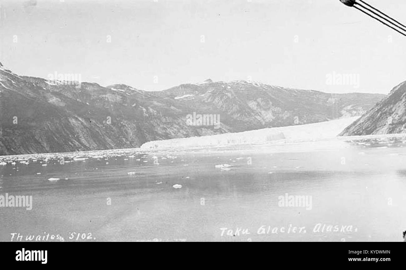 La fotografia del ghiacciaio Taku in Alaska intorno al 1912 mostra il massiccio ghiacciaio delle maree al suo picco di avanzamento sull'insenatura Taku, misurando oltre 1.600 metri da letto a superficie e illustrando l'estensione glaciale dell'inizio del XX secolo. Foto Stock