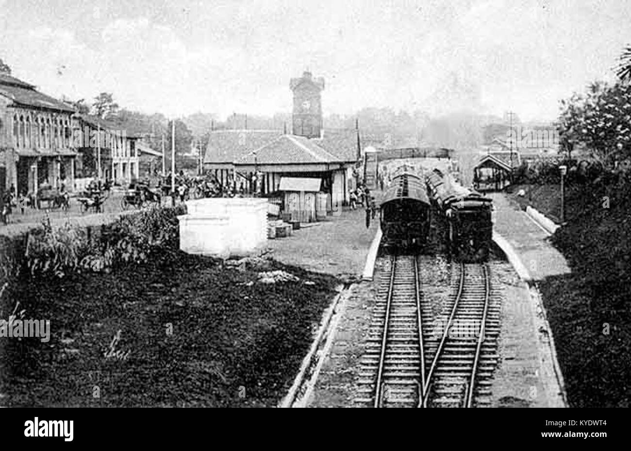 Una fotografia della stazione di Tank Road a Singapore, intorno al 1903, raffigurante una delle prime stazioni ferroviarie della città. Ha svolto un ruolo chiave nel trasporto di passeggeri e merci durante l'era coloniale britannica. Foto Stock