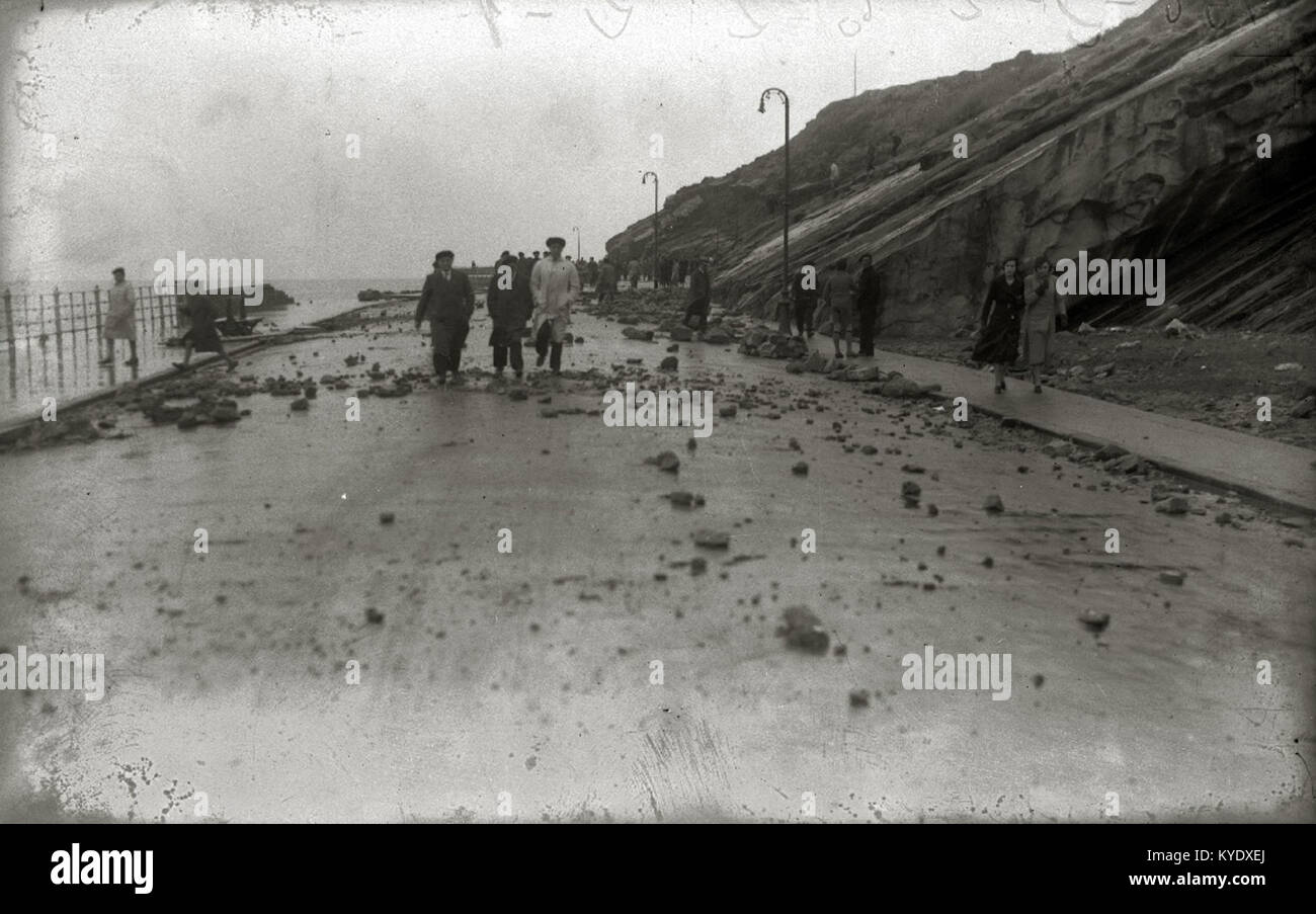 Una fotografia del mare turbolento a San Sebastián, in Spagna, raffigurante le onde che si infrangono contro la costa durante le tempeste, illustrando le forze naturali che colpiscono la regione costiera basca. Foto Stock