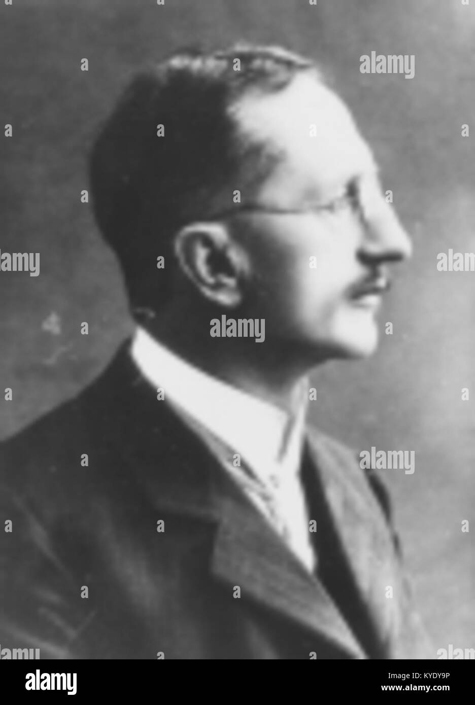 Un ritratto o registrazione di Theodor Wollschack (1855-1945), raffigurante l'artista e artigiano tedesco noto per i suoi contributi alle arti decorative e applicate durante la fine del XIX e l'inizio del XX secolo. Foto Stock