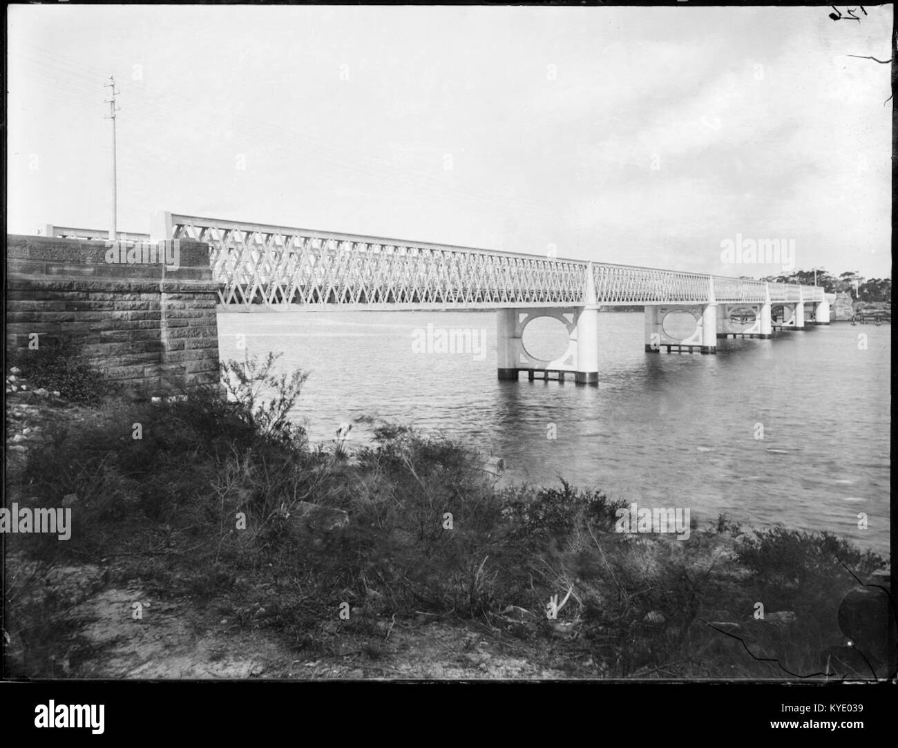 Una fotografia storica dell'originale Gladesville Bridge a Sydney, Australia, completata nel 1881. L'immagine mostra la sua struttura ad arco di ferro che attraversa il fiume Parramatta prima della sua sostituzione negli anni '1960 Foto Stock
