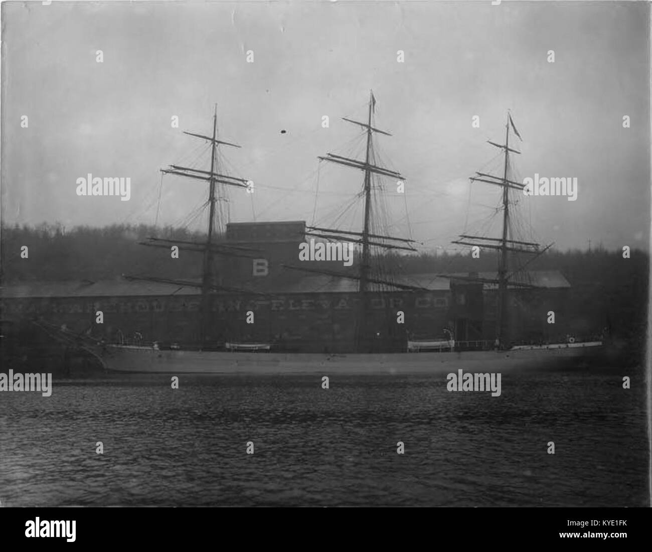 Fotografia del veliero a tre alberi TAMAR attraccato nel porto di Washington intorno al 1900, che mostra il commercio marittimo e la costruzione navale del periodo. Foto Stock