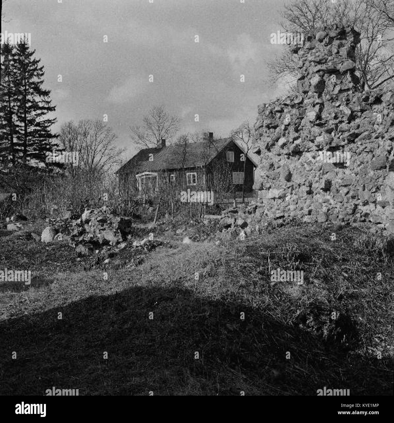 Le rovine della chiesa di Husbyborgs a Tierp, Svezia, sono un sito storico notevole per i suoi resti architettonici e il patrimonio culturale. Foto Stock