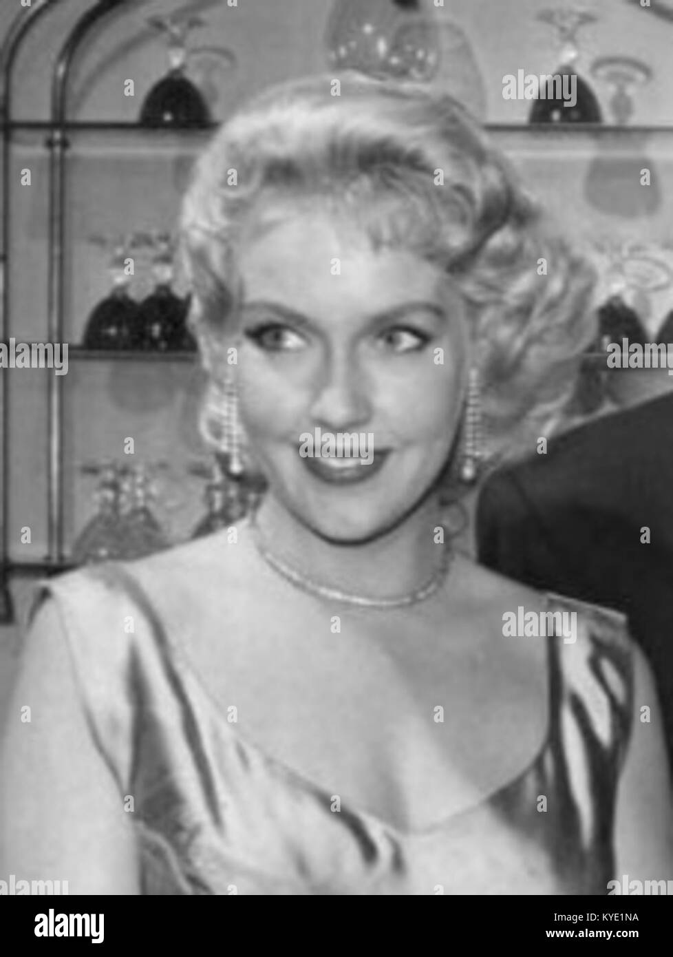 Questa immagine ritagliata mostra Mike Connors che si esibisce come il camminatore di trope "Tightrope" nel 1960, ritraendolo in equilibrio su una corda a metà prestazione. Foto Stock