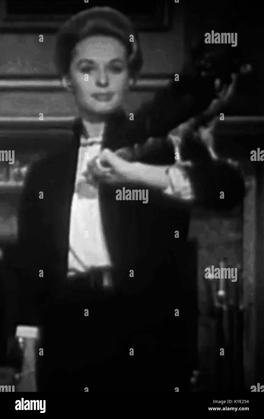 Un'immagine promozionale dell'attrice Tippi Hedren dal film di Alfred Hitchcock del 1963 "The Birds". L'immagine rappresenta il classico cinema americano, evidenziando il ruolo di Hedren e il tono sospettoso del film. Foto Stock