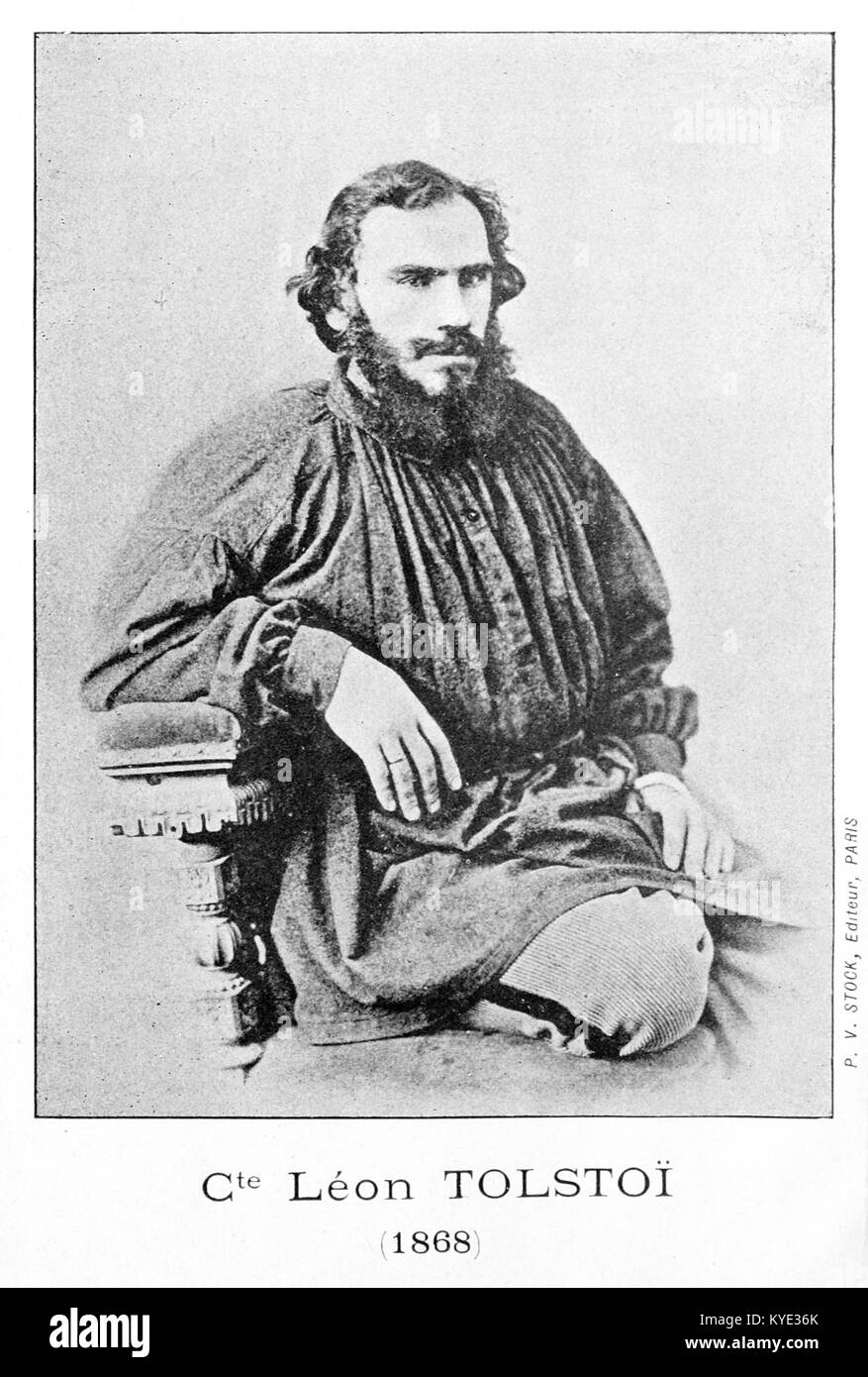 Questa edizione di *Guerre et Paix* (Guerra e Pace), pubblicata nel 1868, contiene l'esplorazione di Tolstoj delle guerre napoleoniche e della società russa. Il volume 7 mette in evidenza i primi capitoli del romanzo, descrivendo l'impatto della guerra sugli individui e sulla società. Foto Stock