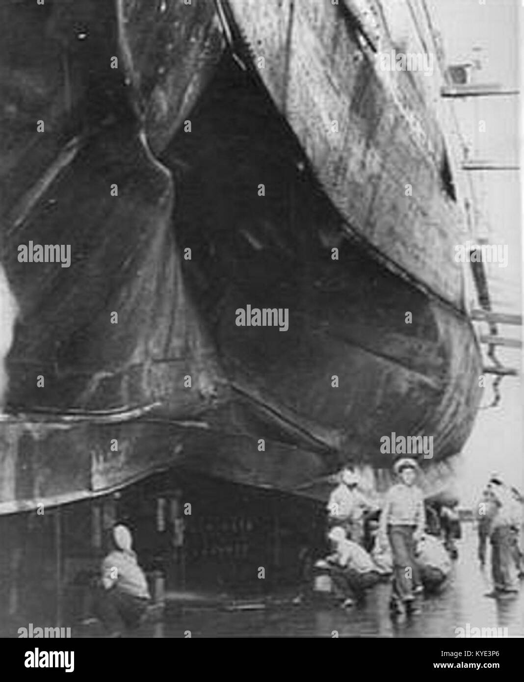 Fotografia scattata nel 1942 che mostra i danni subiti dall'incrociatore USS Chester (CA-27) durante la seconda guerra mondiale, illustrando l'impatto sullo scafo della nave e le condizioni strutturali dopo l'attacco. Foto Stock