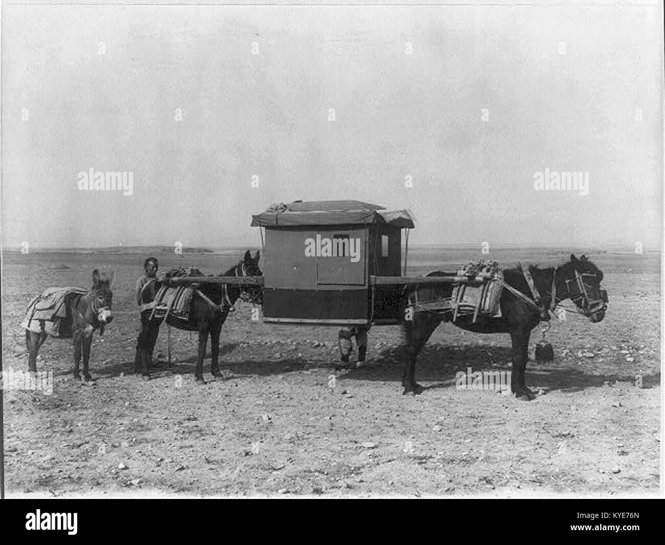 Un'immagine del 1910 che mostra i primi metodi di trasporto, tra cui automobili, carrozze e treni, illustrando il progresso tecnologico e la mobilità all'inizio del XX secolo. Foto Stock