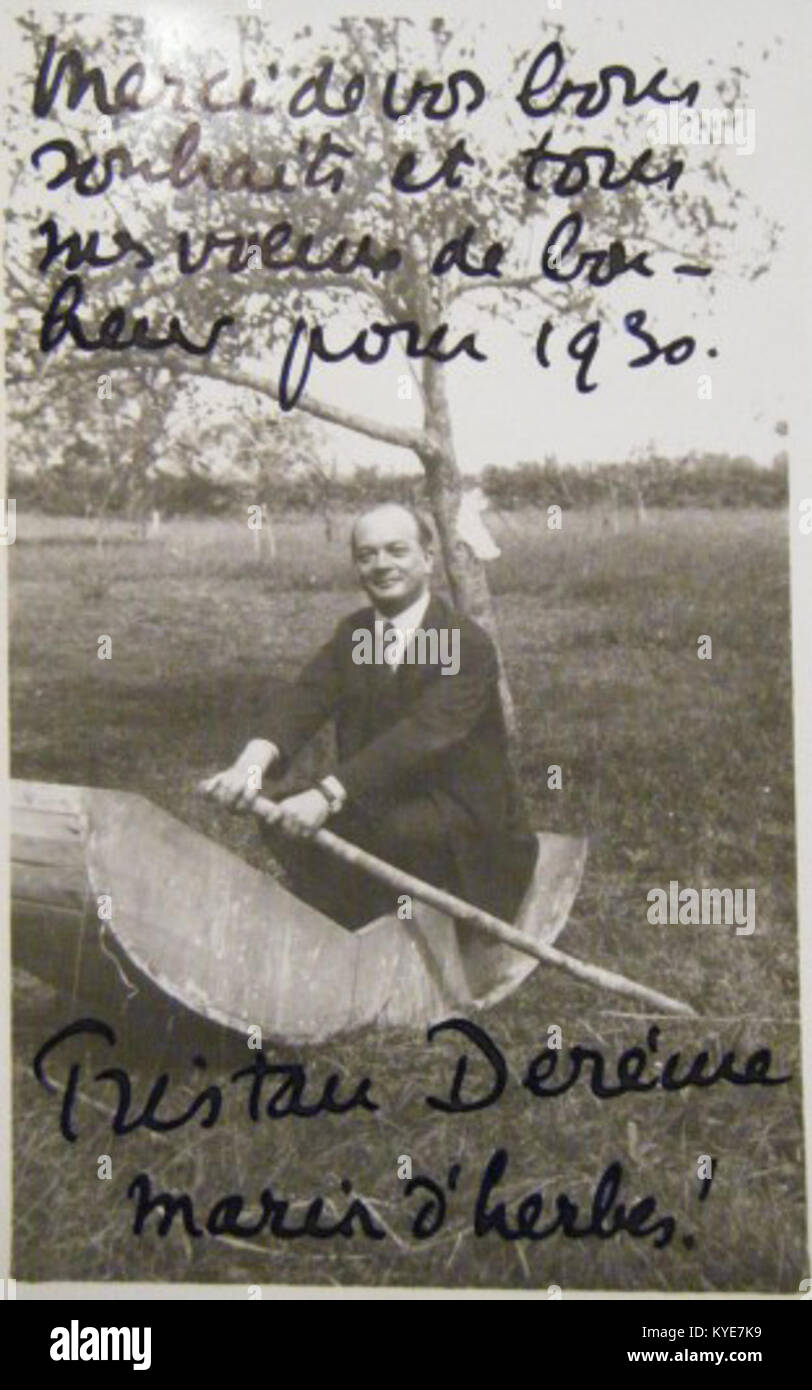 Fotografia che raffigura il poeta francese Tristan Derème seduto su una piccola barca, evidenziando la sua vita personale e il suo legame con le attività ricreative sull'acqua. Foto Stock