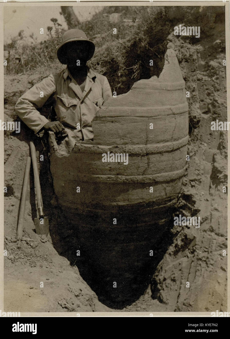 L'immagine raffigura un Pithos, un grande contenitore di stoccaggio dell'antica Troia, fatto di argilla. Questi contenitori sono stati utilizzati per immagazzinare merci e sono significativi nella comprensione delle civiltà antiche. Foto Stock L'immagine raffigura un Pithos, un grande contenitore di stoccaggio dell'antica Troia, fatto di argilla. Questi contenitori sono stati utilizzati per immagazzinare merci e sono significativi nella comprensione delle civiltà antiche. Foto Stock