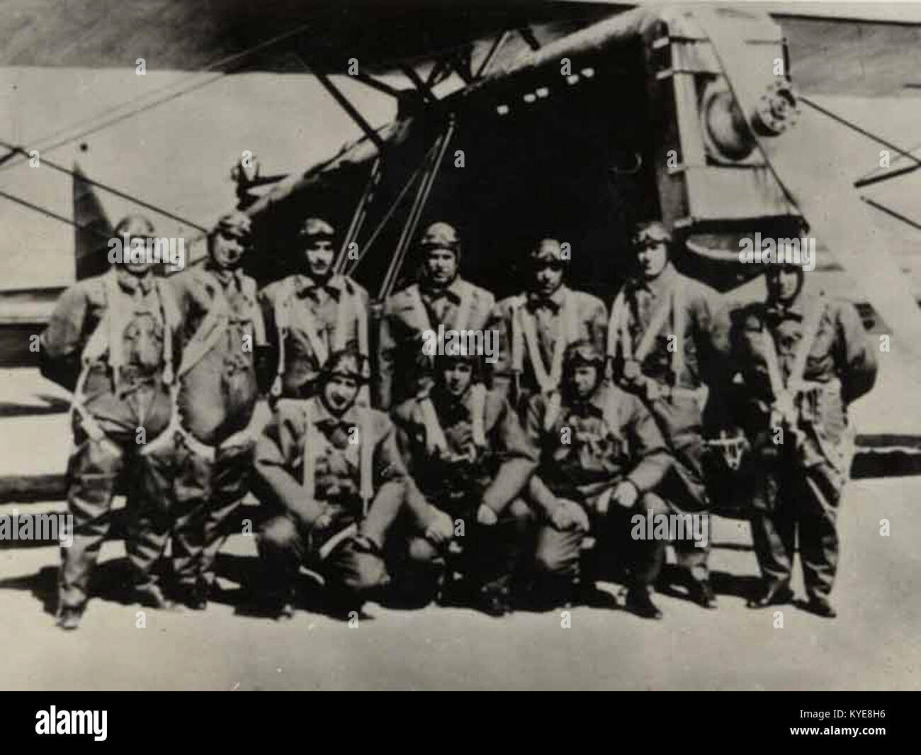 Questa immagine mostra uno squadrone dell'Aeronautica turca nel 1934, in piedi di fronte a un aereo Letov S-16 durante una visita in Grecia. La fotografia cattura uno storico scambio militare tra le due nazioni. Foto Stock
