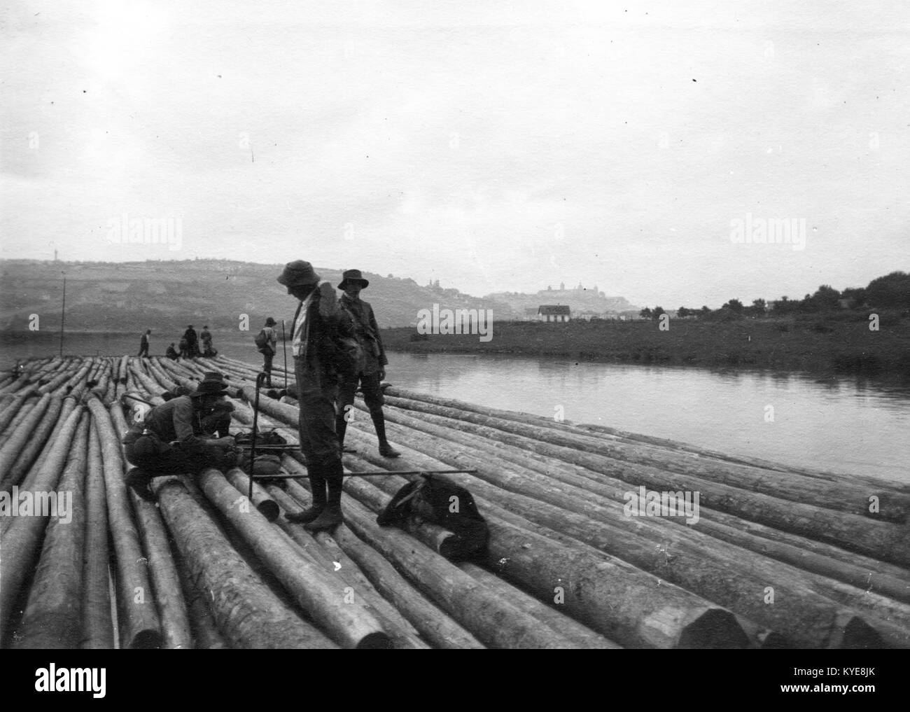 Questa fotografia, intitolata "Tutajosok a Majnán a város felett", mostra una vista della città dall'alto, con il castello di Marienberg in lontananza. L'immagine mette in evidenza il paesaggio panoramico e l'architettura storica. Foto Stock