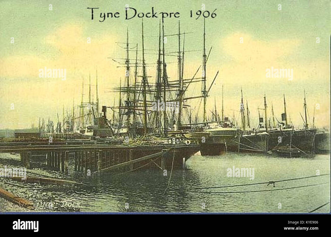 Tyne Dock a South Shields, sulla riva meridionale del fiume Tyne in Inghilterra, è stato aperto nel 1859 per gestire le esportazioni di carbone; una fotografia datata prima del 1906 mostra le infrastrutture industriali e le strutture portuali del bacino all'inizio del XX secolo.Wikipedia+2Co-curato+2 Foto Stock