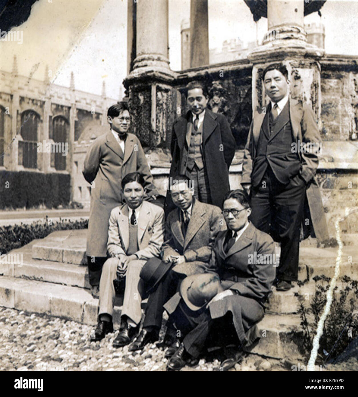 Fotografia di studenti cinesi che hanno ricevuto la borsa di studio inglese Boxer Rebellion Indemnity Scholarship, scattata a Londra tra il 1934 e il 1937. Gli individui sono identificati come Kwoh-Ting li, Tang Peijing, Chow Hung-Ching e Wu Qiyuan. Foto Stock