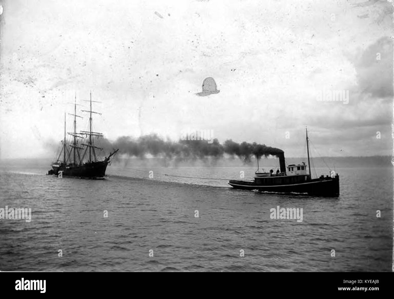 Questa immagine mostra più navi non identificate ancorate o in movimento a Puget Sound, Washington intorno al 1900, illustrando il traffico marittimo di fine secolo nel nord-ovest del Pacifico. Foto Stock