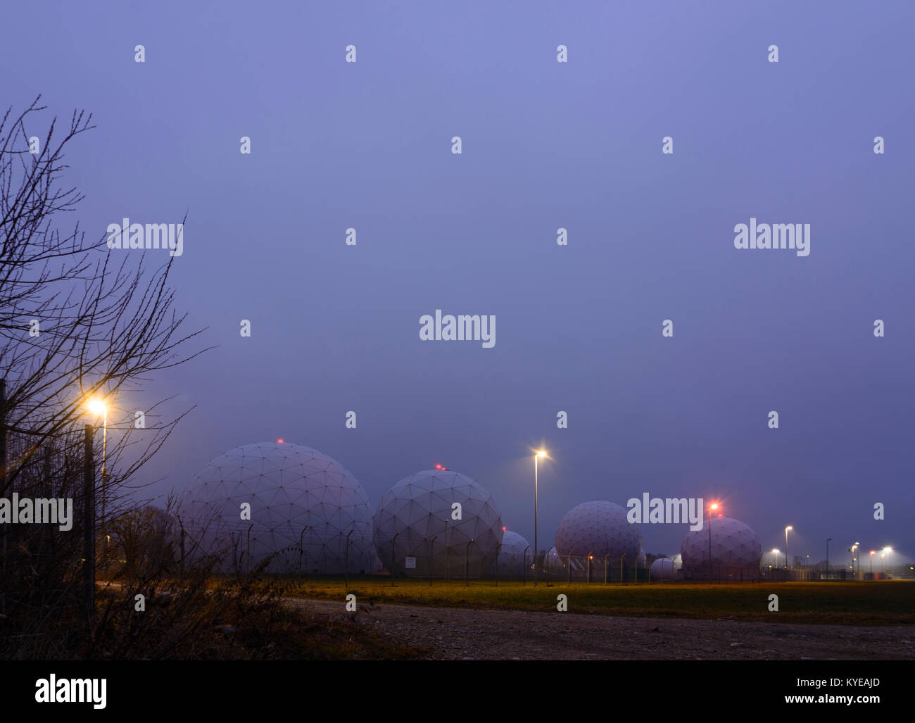 Bad Aibling: radome della stazione di ascolto ( ufficio di telecomunicazione della Federal Intelligence Service , BND ) in Mietraching in Bad Aibling . B Foto Stock
