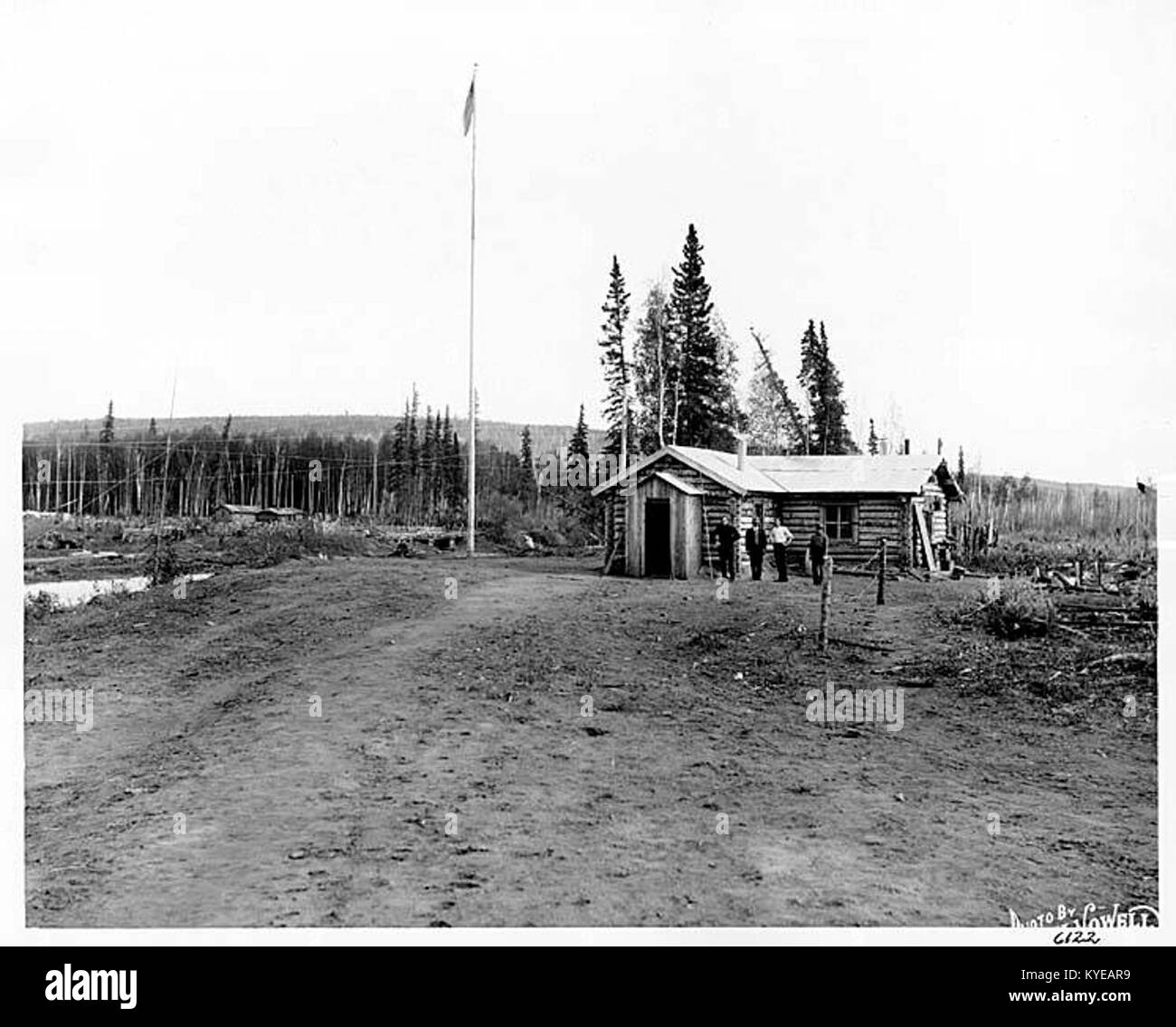 Una fotografia storica che mostra una stazione telegrafica degli Stati Uniti in Alaska, raffigurante le strutture in legno e le linee telegrafiche utilizzate per le comunicazioni a lunga distanza tra la fine del XIX e l'inizio del XX secolo. Foto Stock