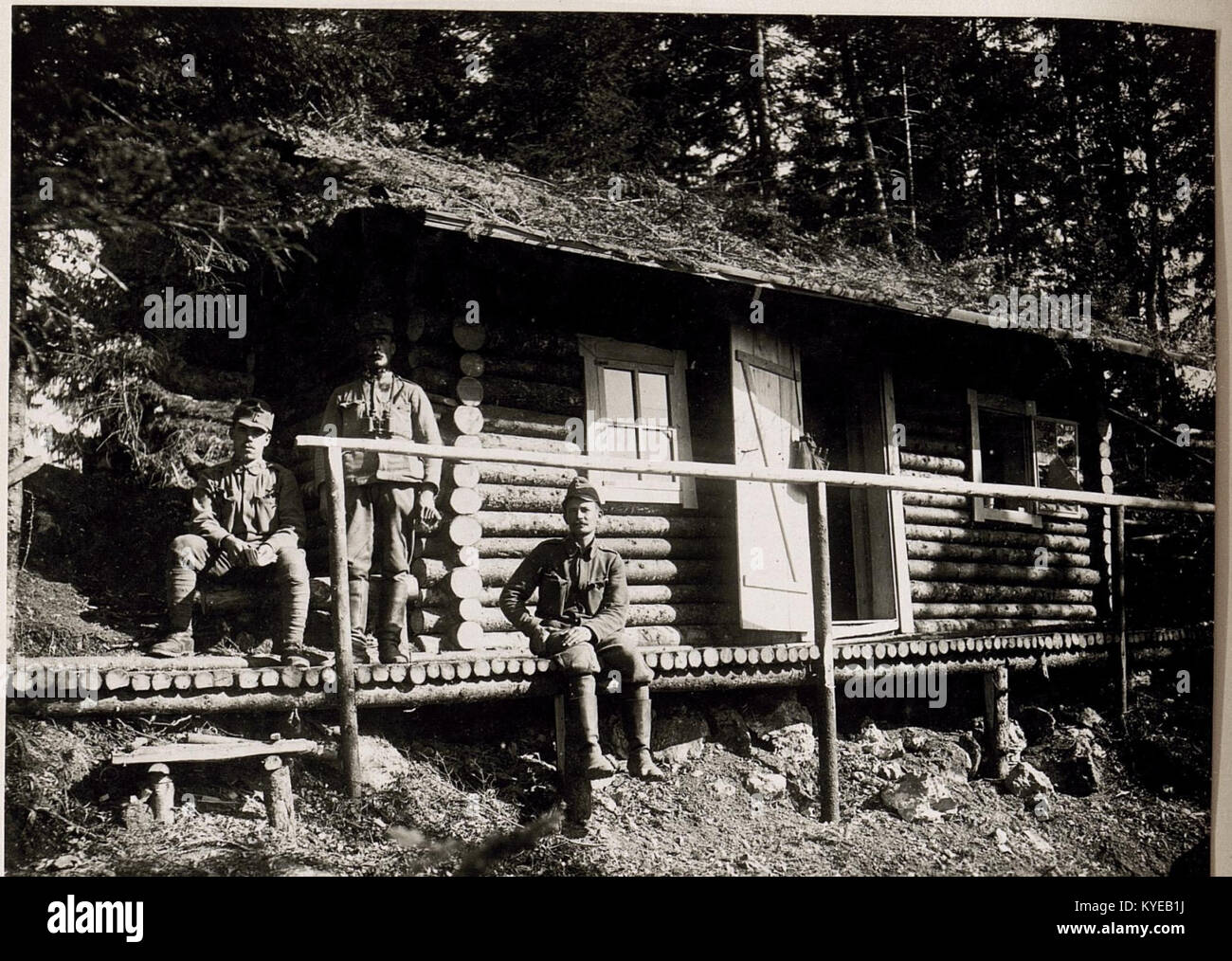 Questa immagine intitolata 'Unterstände d.art.Beob.1160' sembra documentare un rifugio o una struttura di osservazione, possibilmente correlata alla ricerca o al lavoro sul campo scientifico, sulla base del contesto del titolo. Foto Stock