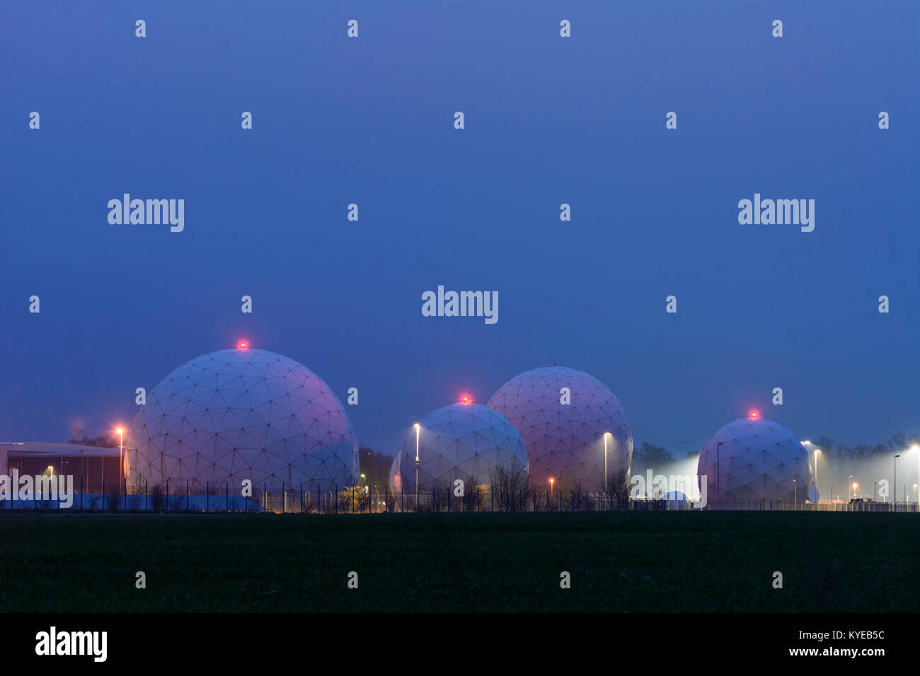 Bad Aibling: radome della stazione di ascolto ( ufficio di telecomunicazione della Federal Intelligence Service , BND ) in Mietraching in Bad Aibling . B Foto Stock