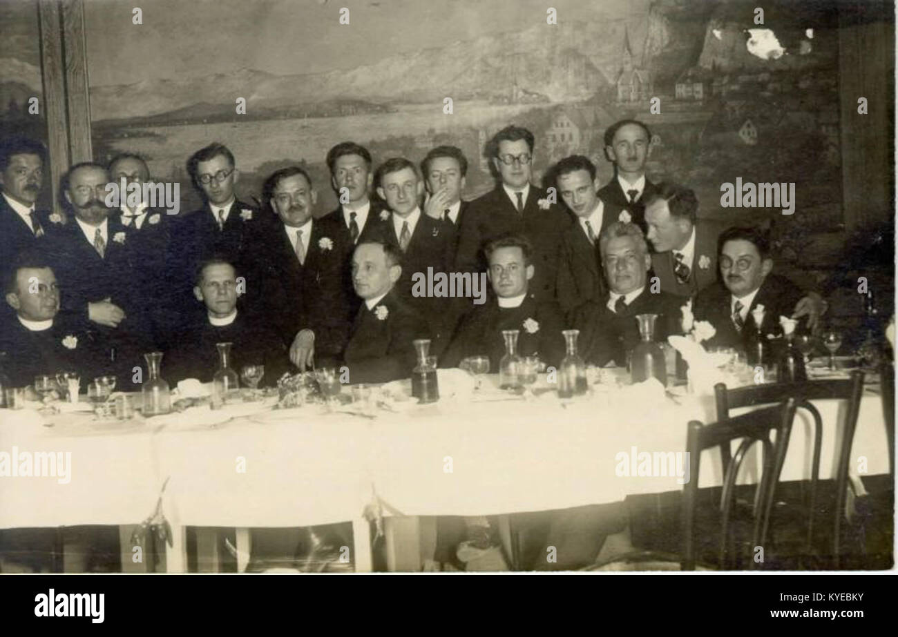 Questa fotografia mostra il comitato editoriale del giornale sloveno Slovenec nell'aprile 1930, con redattori e giornalisti riuniti in una sala stampa, che illustra la struttura organizzativa della pubblicazione e il ruolo dei media stampati nel periodo tra le due guerre. Foto Stock