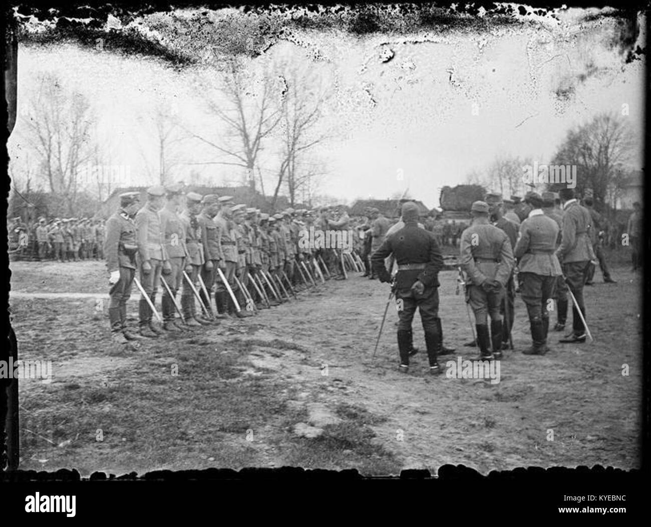 Una fotografia del 1916 che mostra una cerimonia di medaglia per i lancieri del 2nd Uhlan Regiment a Czewel, che documenta un evento militare della prima guerra mondiale che onora i soldati per il coraggio. Foto Stock