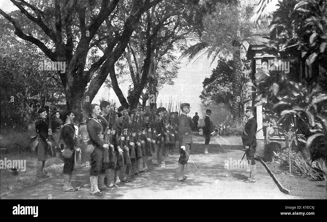 Una fotografia storica della forza di sbarco della USS Boston scattata nel 1893, che mostra i marinai e i marines degli Stati Uniti riuniti per servizio, che rappresentano le operazioni navali del tardo XIX secolo. Foto Stock