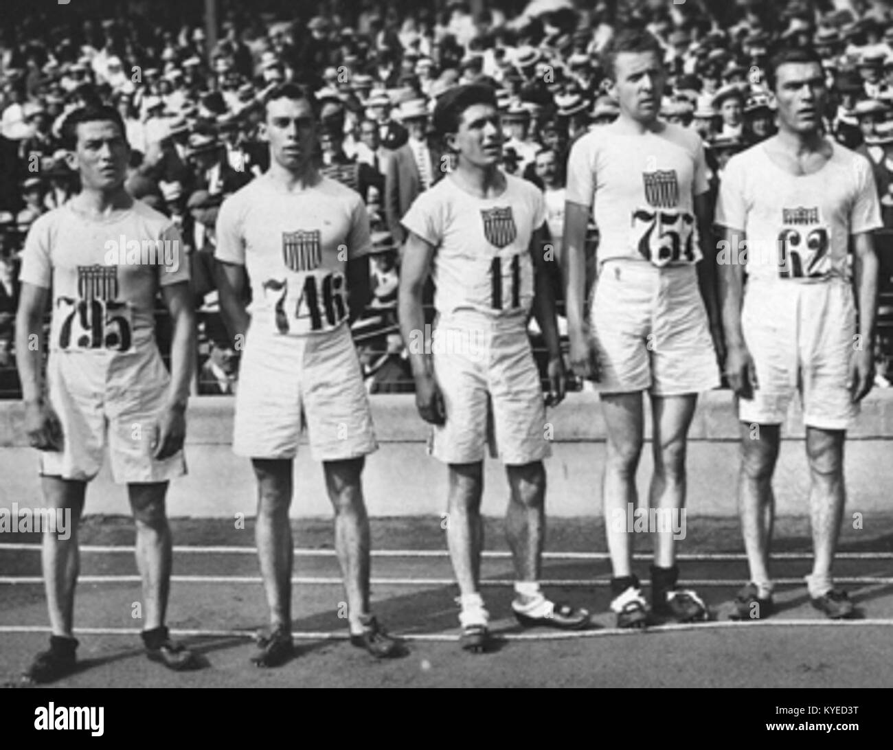 Questa immagine mostra i membri della squadra maschile degli Stati Uniti di 3000 metri alle Olimpiadi di Stoccolma 1912, vincitori della medaglia d'oro nell'evento olimpico inaugurale di questo tipo. Wikipedia+2Wikimedia Commons+2 Foto Stock