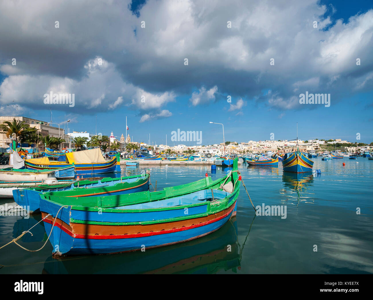 Tradizionale maltese verniciato colorato luzzu barche di marsaxlokk villaggio di pescatori di malta Foto Stock