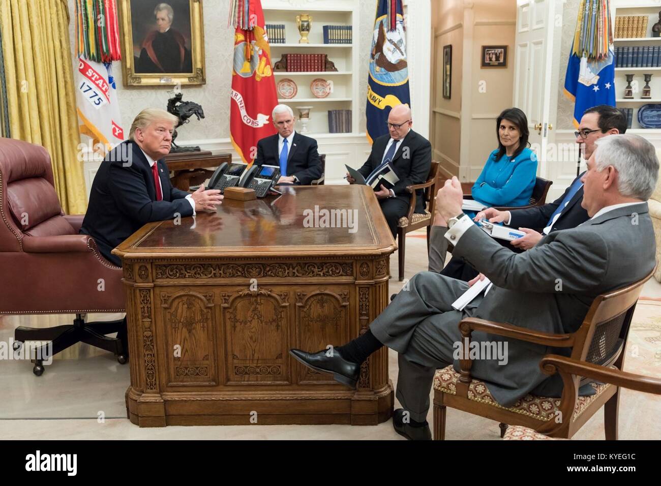 Stati Uniti Presidente Donald Trump durante un incontro con il suo team di sicurezza nazionale nell'Ufficio Ovale della Casa Bianca 10 Gennaio 2018 a Washington, DC. Da sinistra a destra sono i seguenti: presidente Donald Trump, Vice Presidente Mike Pence, National Security Advisor H.R. McMasters, U.N. Ambasciatore Nikki Haley, Segretario del Tesoro Steve Mnuchin e segretario di Stato Rex Tillerson. Foto Stock