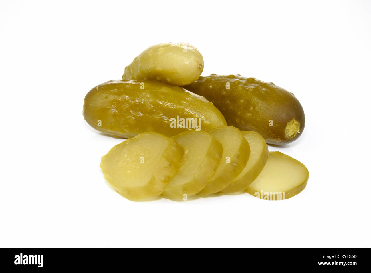 Gruppo di gustosa cetrioli sottaceto e fette di porzioni su uno sfondo bianco in close-up Foto Stock