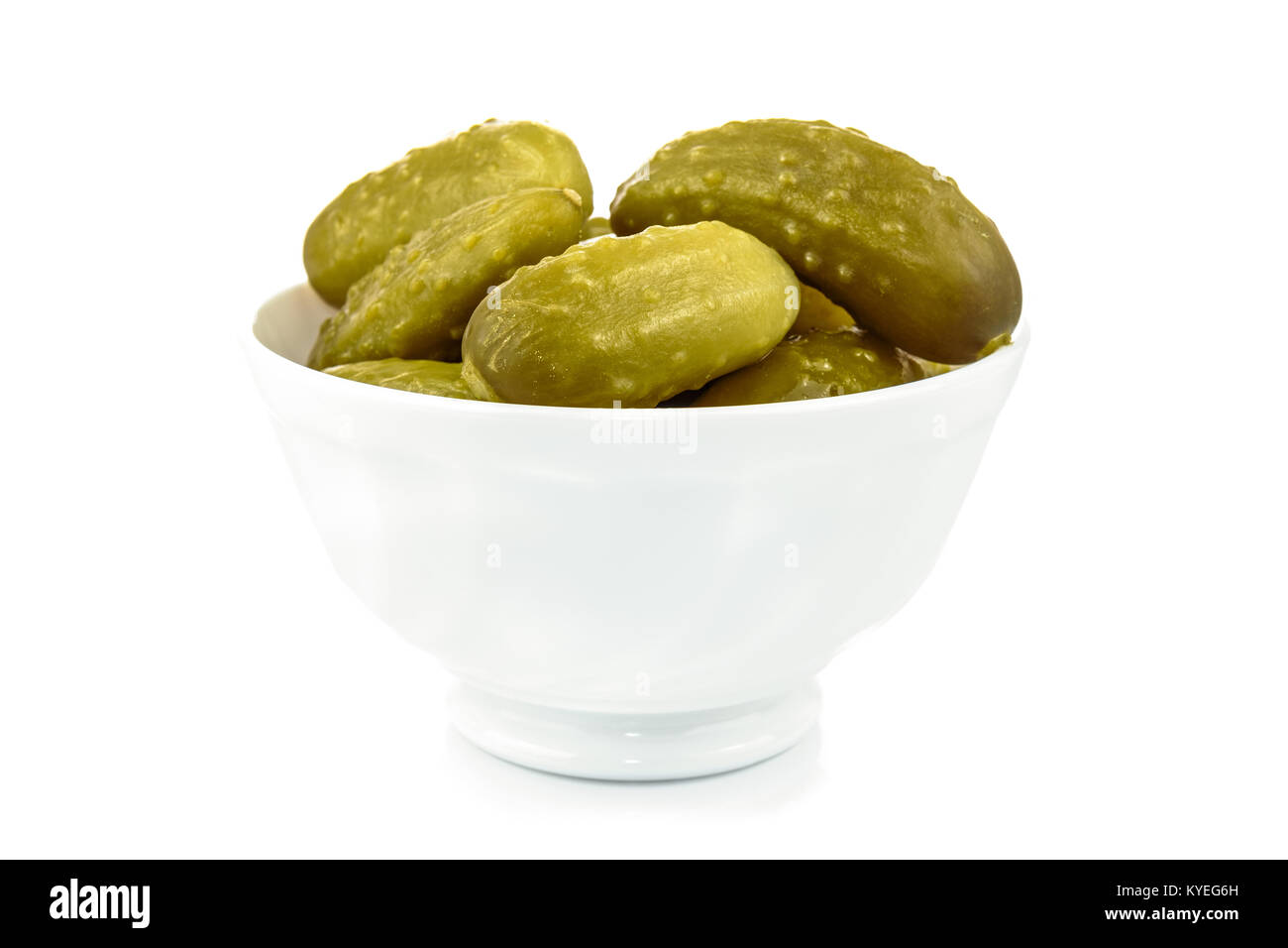Ciotola con cetrioli sottaceto su sfondo bianco in close-up Foto Stock