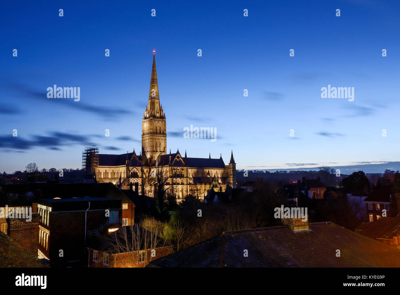 La Cattedrale di Salisbury e tetti al tramonto in Salisbury city centre REGNO UNITO Foto Stock