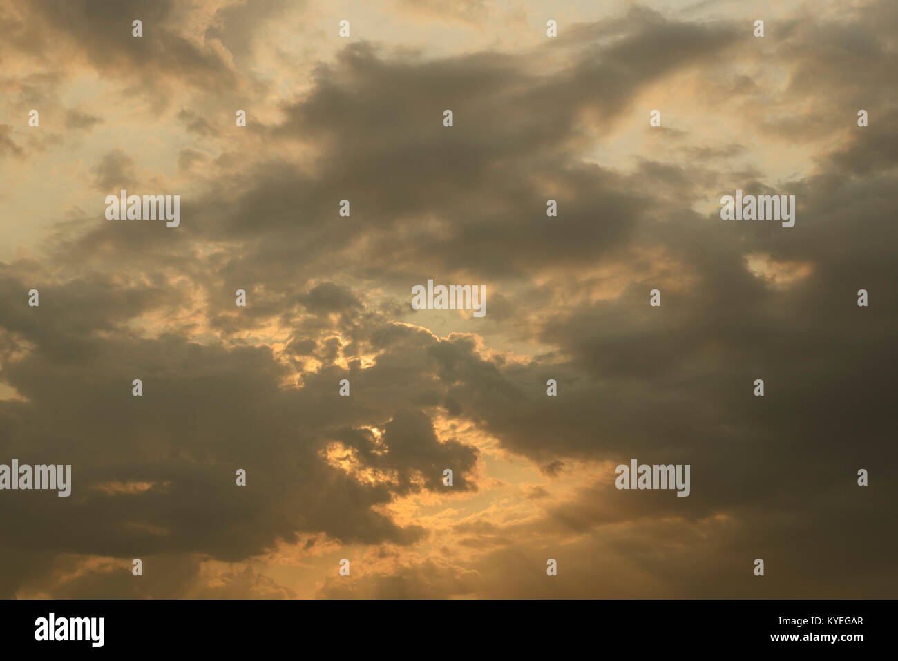 Sky con orange formazioni di nubi e raggi di sole Foto Stock