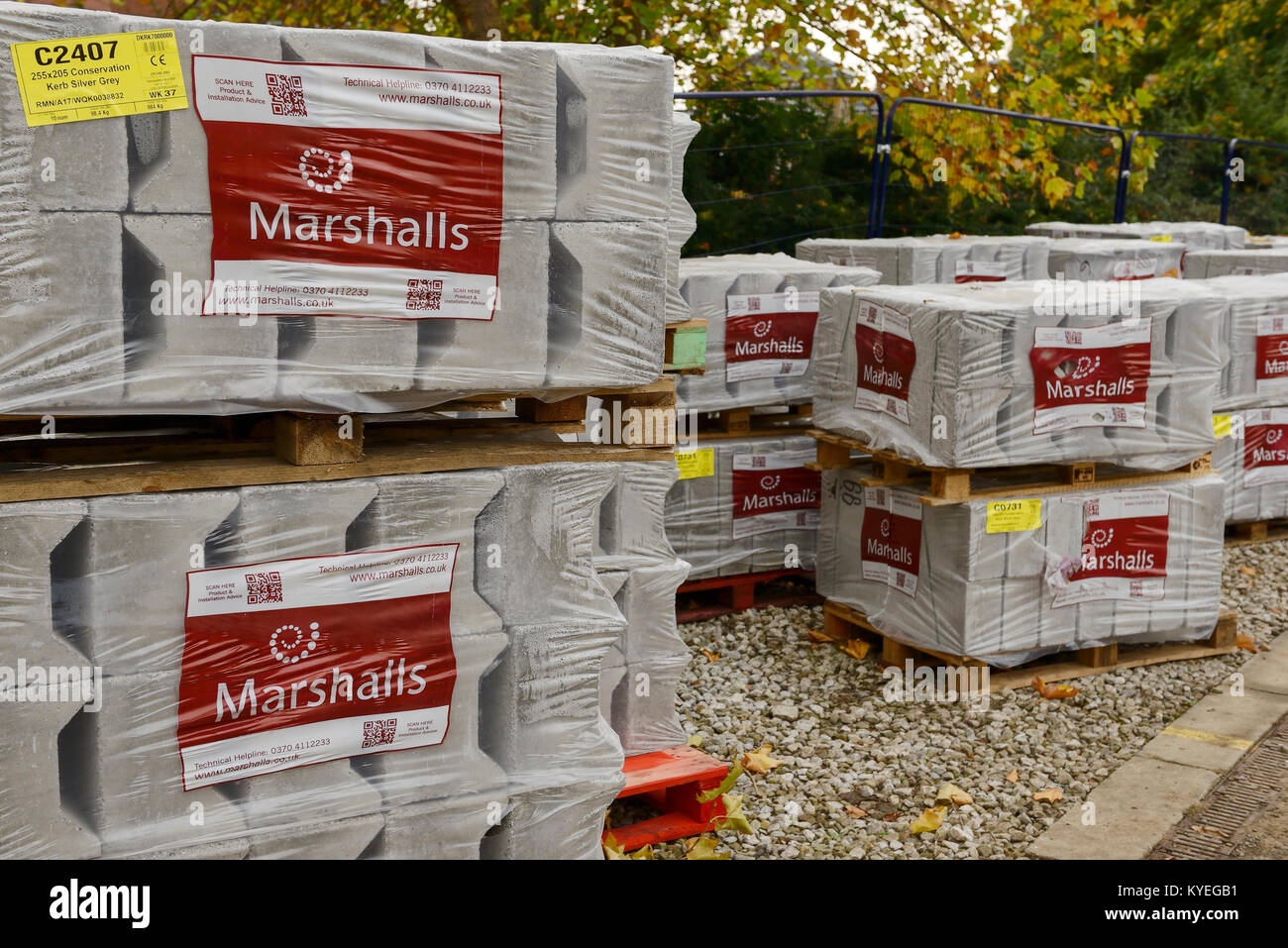 Cordolo di marciapiede prodotto fornito da Marshalls su un Regno Unito sito in costruzione Foto Stock