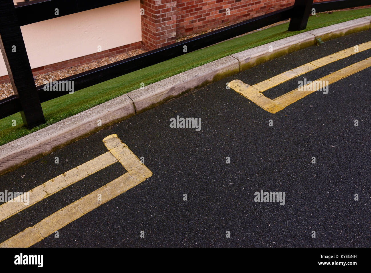 Due serie di coppie di linee gialle dipinto molto ravvicinati Foto Stock