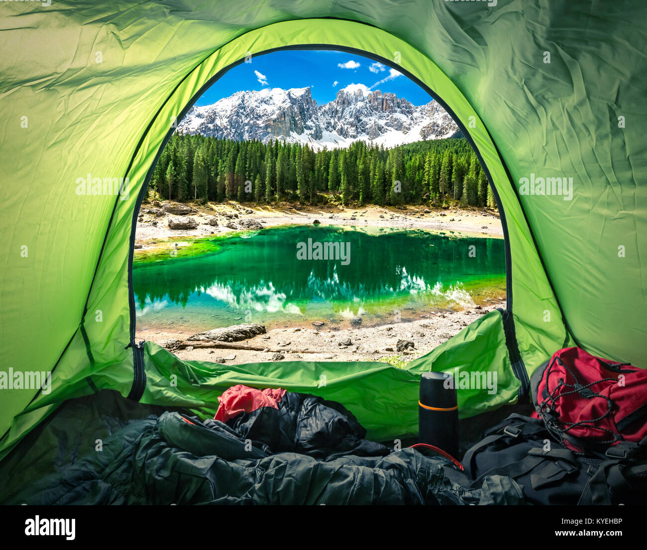 Vista dalla tenda in montagna lago di Carezza, Alpi Italia, Europa Foto  stock - Alamy