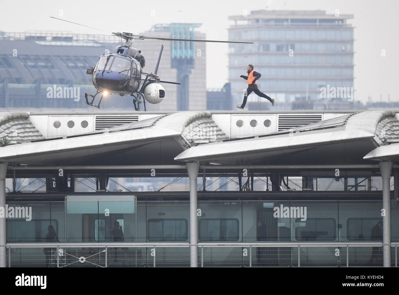 Prodotto Alternativo. Una controfigura corre lungo Blackfriars Bridge di Londra, durante le riprese di Mission Impossible 6. Foto Stock