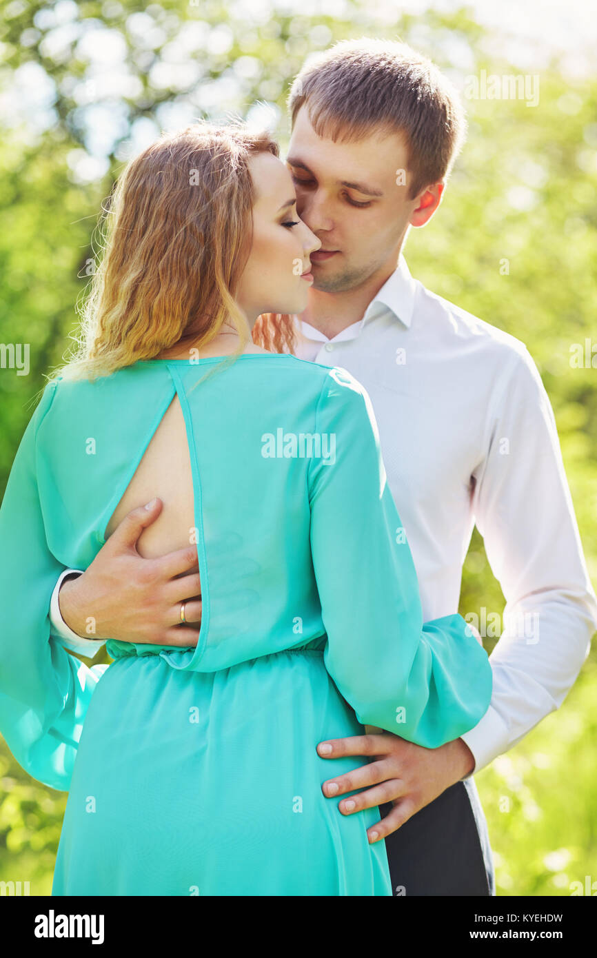 Giovane coppia felice in amore all'aperto Foto Stock