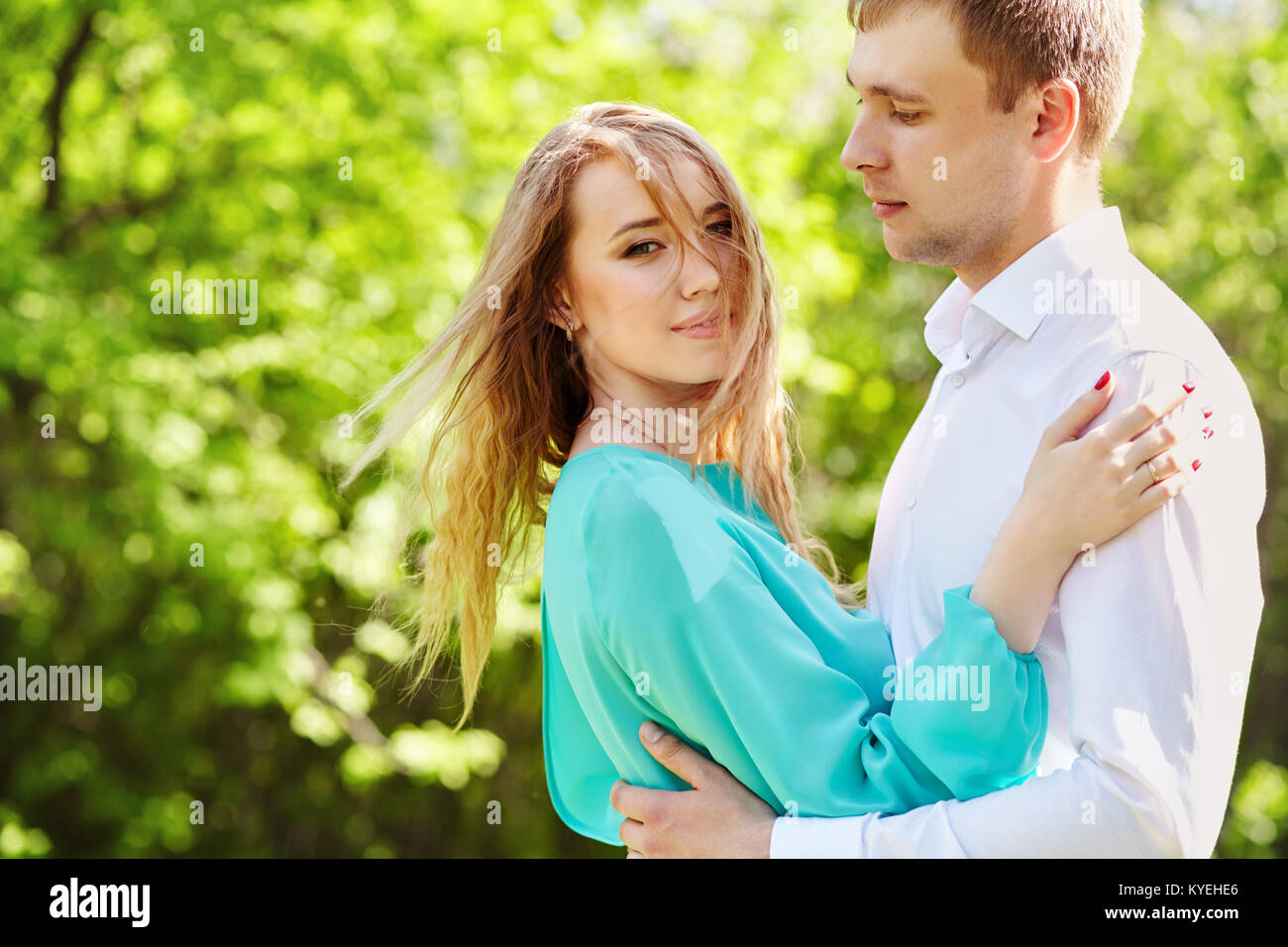 Giovane coppia felice in amore all'aperto Foto Stock