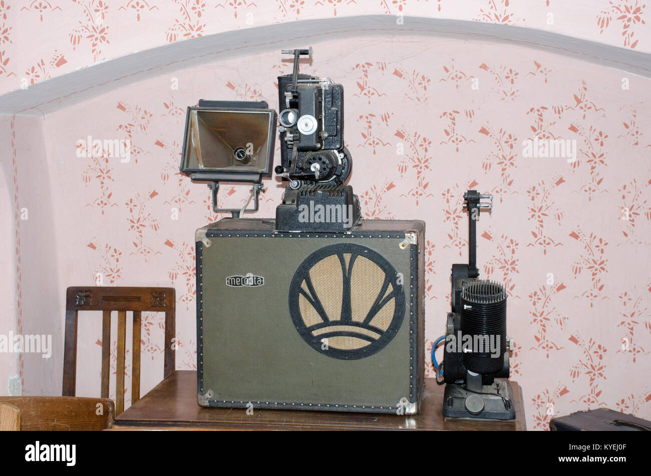 Praga Repubblica Ceca -6 dicembre 2017: antico cinema di apparecchiature di proiezione in sala di antiquariato Foto Stock