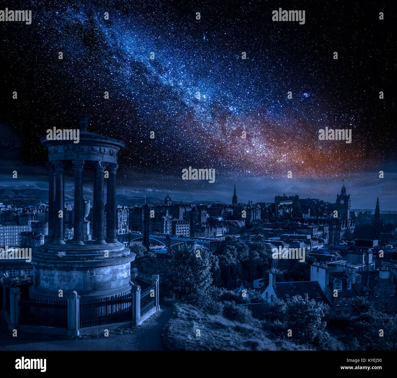 Edimburgo di notte con la via lattea, Scozia Foto Stock