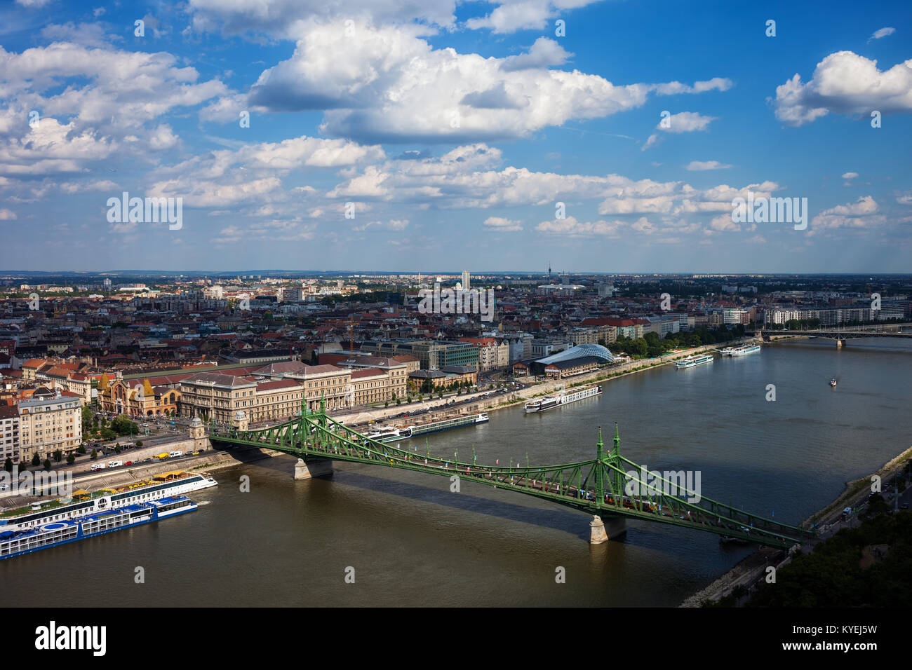 Budapest City vista aerea, cityscape con libertà ponte sul fiume Danubio, la città capitale di Ungheria Foto Stock