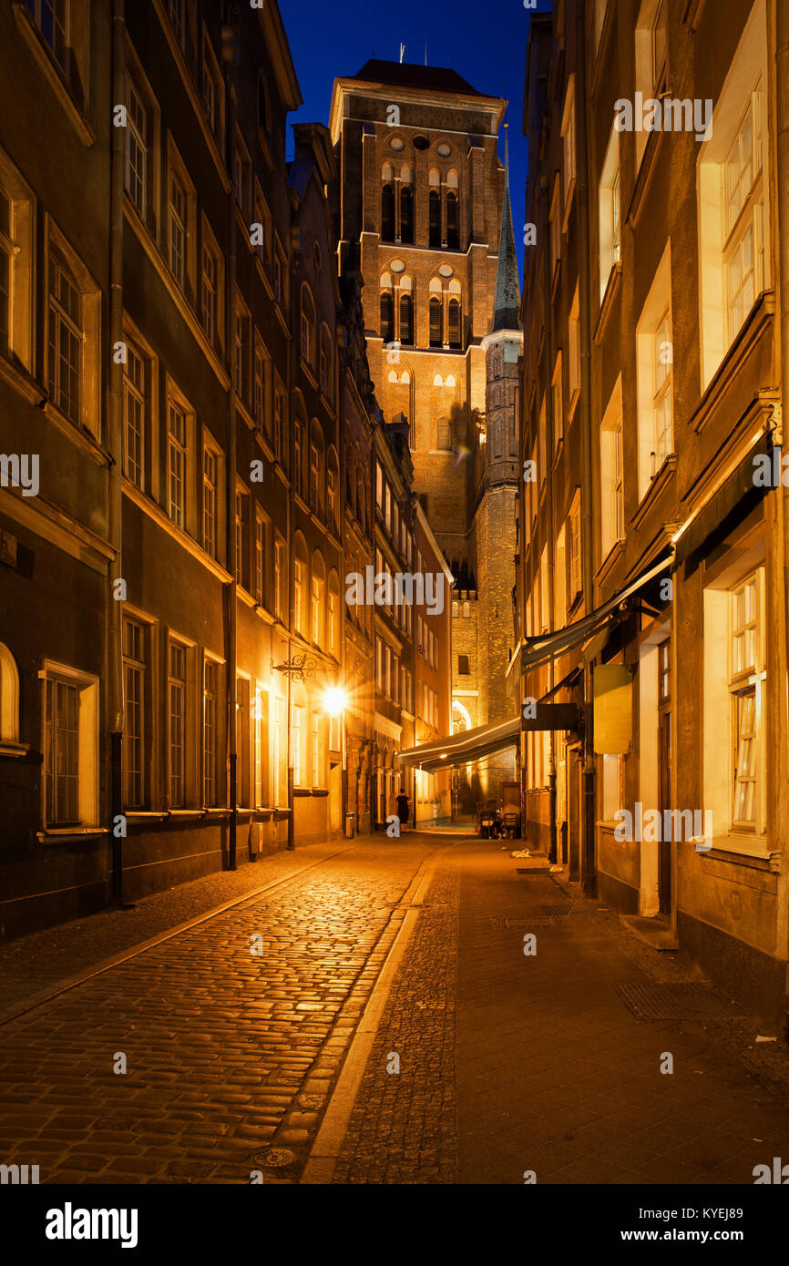 Vecchia città di Danzica alla notte in Polonia, Kramarska street con Santa Maria la Chiesa alla fine. Foto Stock