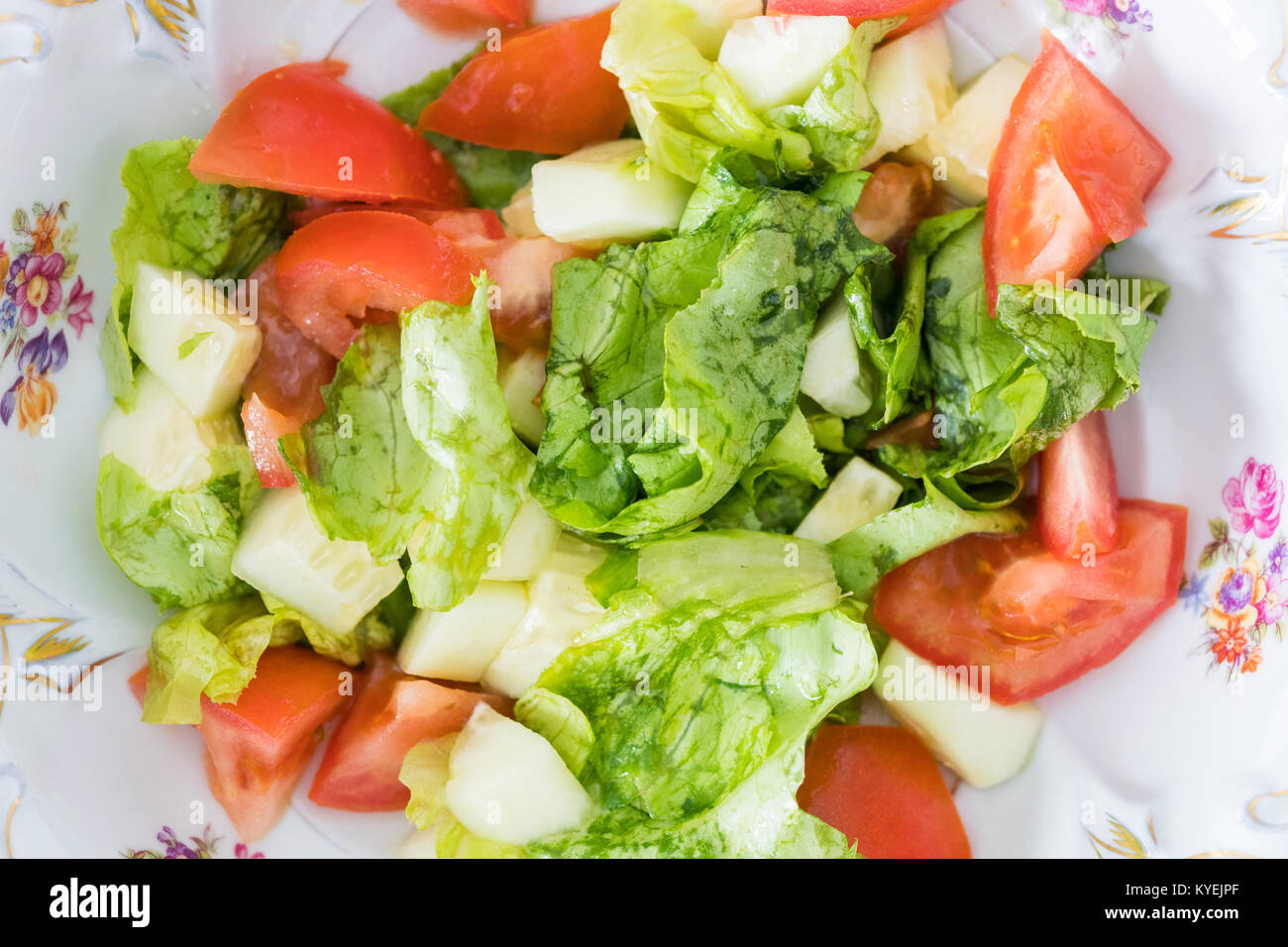Insalata di verdure con pomodori, cetrioli e insalata verde Foto Stock